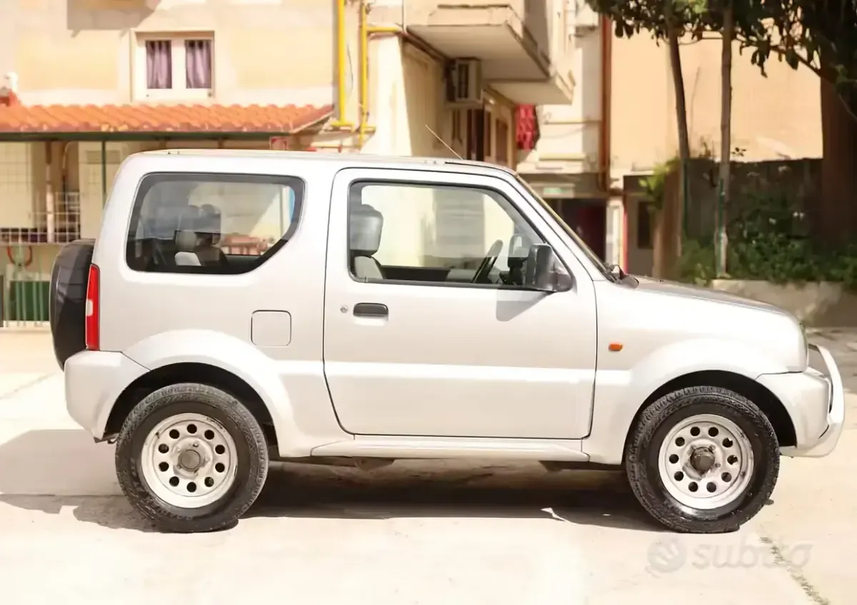 Usata Suzuki Jimny 82 CV (60 kW) 2000 Grigio SUV