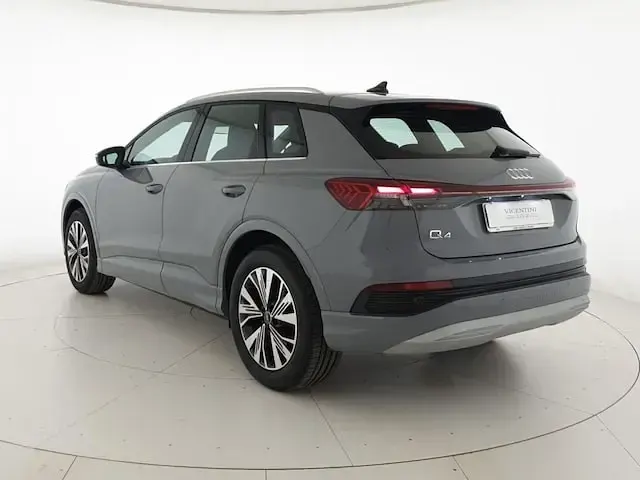 Käytetty Audi Q4 e-tron Advanced 210 kW (286 HP) 2025 Harmaa Katumaasturi