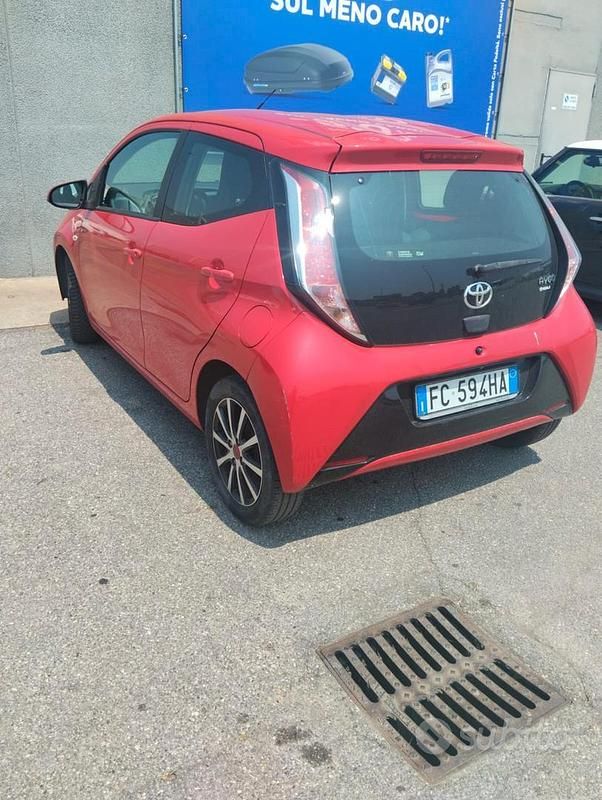 Usata Toyota Aygo 69 CV (50 kW) 2016 Rosso Utilitaria