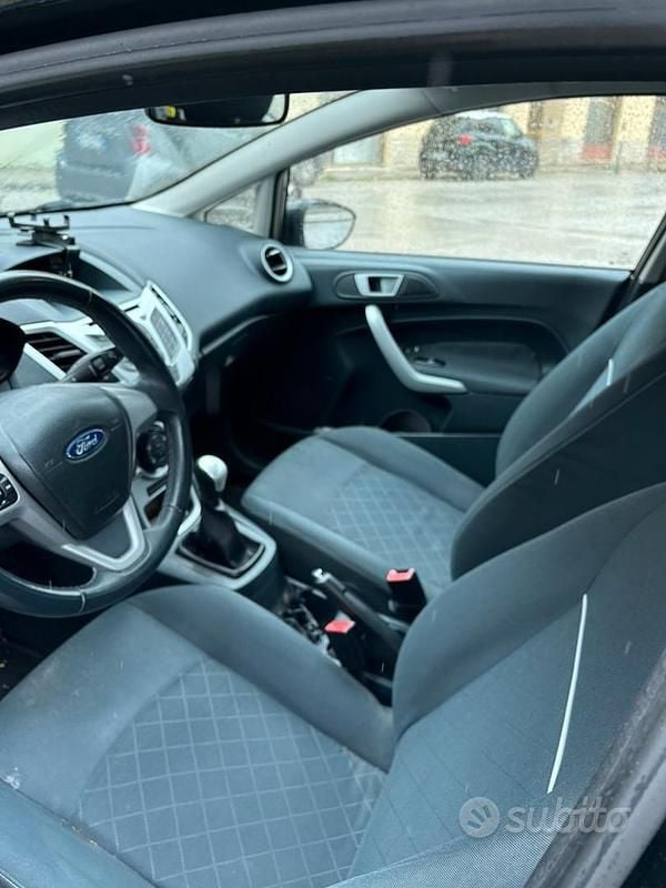 Usata Ford Fiesta 82 CV (60 kW) 2011 Nero Utilitaria