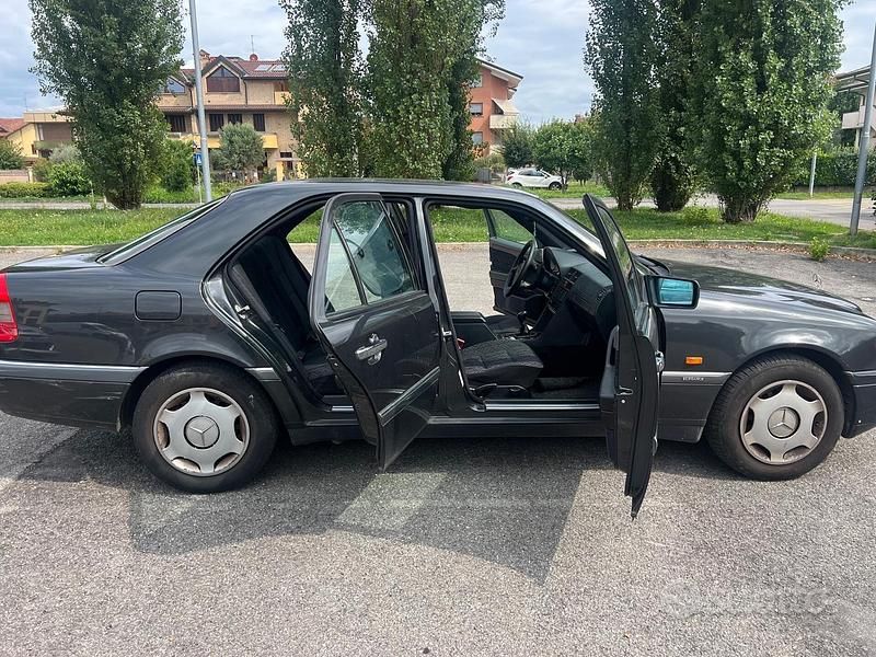Usata Mercedes C180 Elegance 122 CV (89 kW) 1995 Grigio Berlina