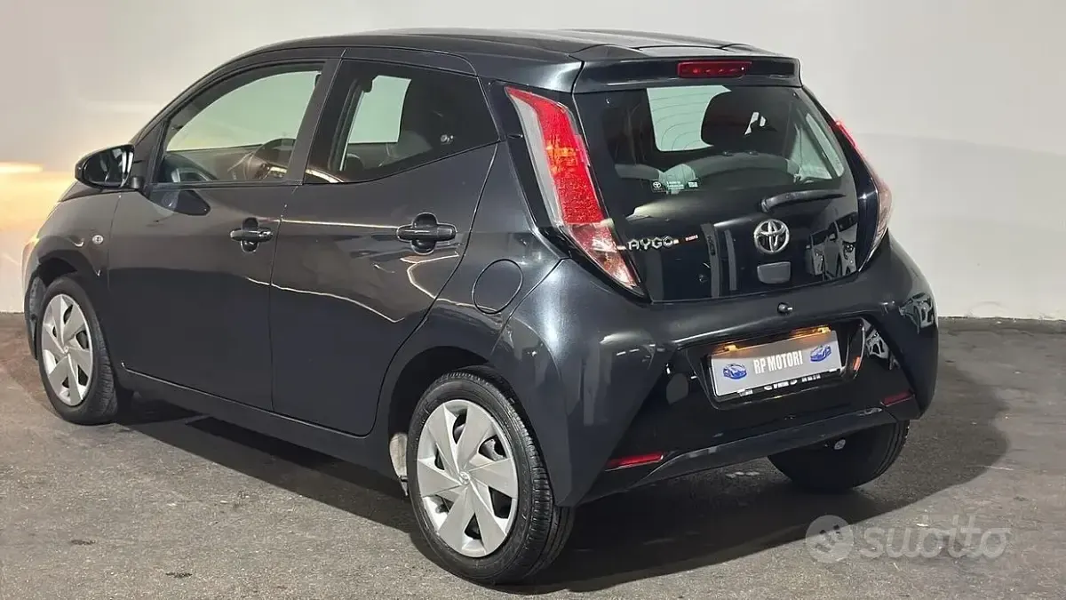 Usata Toyota Aygo Trend 69 CV (50 kW) 2018 Grigio Utilitaria
