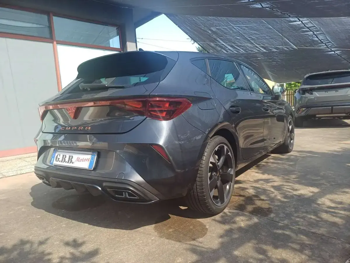 Usata Cupra Leon 150 CV (110 kW) 2025 Grigio metallizzato antracite Berlina