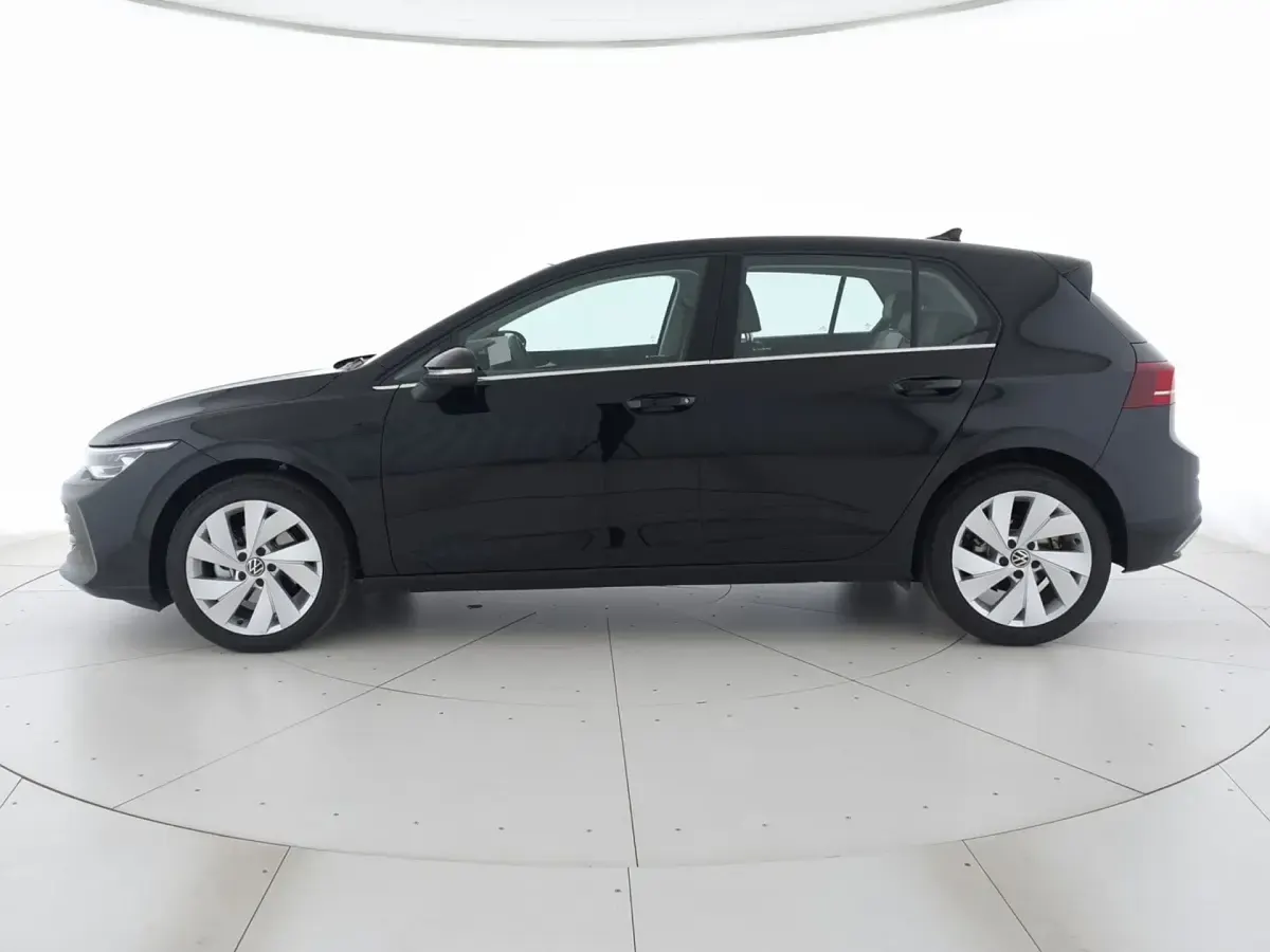 Nuova VW Golf VIII Style 115 CV (84 kW) 2026 Grenadill black metallizzato Berlina
