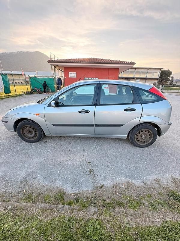Begagnad Ford Focus 116 HK (85 kW) 2003 Grå Sedan