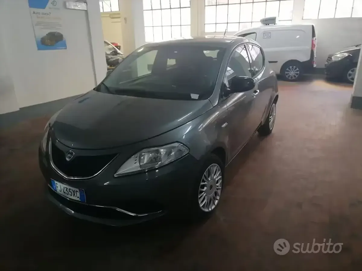 Usata Lancia Ypsilon Gold 69 CV (50 kW) 2017 Nero Utilitaria