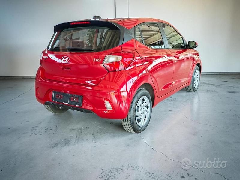 Usata Hyundai i10 Essential 63 CV (46 kW) 2025 Rosso metallizzato Utilitaria