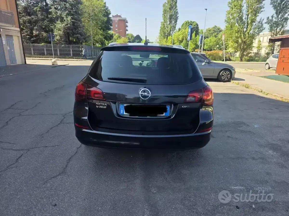 Usata Opel Astra Cosmo 125 CV (91 kW) 2011 Nero Station wagon