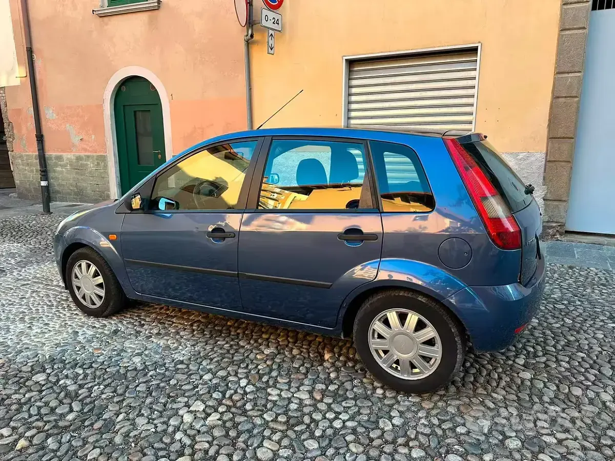 Usata Ford Fiesta 68 CV (50 kW) 2006 Grigio Utilitaria