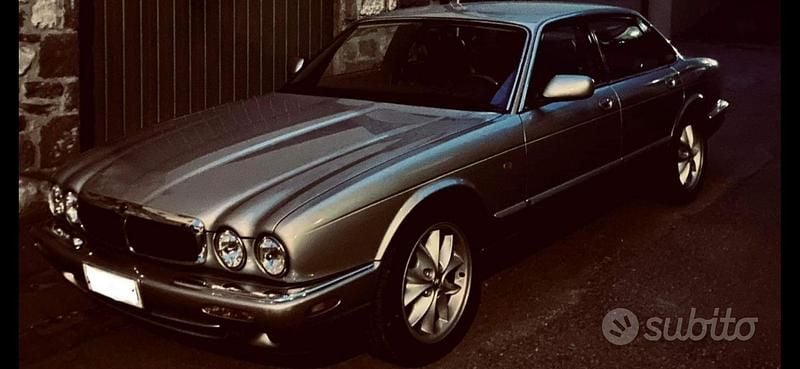 Usata Jaguar XJ8 Executive 237 CV (174 kW) 1998 Grigio Berlina