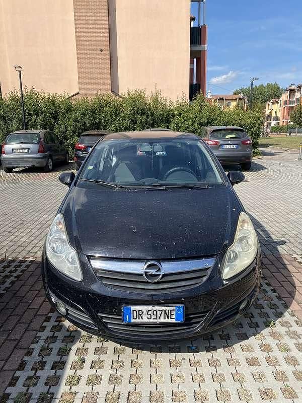 Nero Usata 2008 Opel Corsa Club Tre volumi | 3000 € (Buon prezzo) - Immagine 1/4