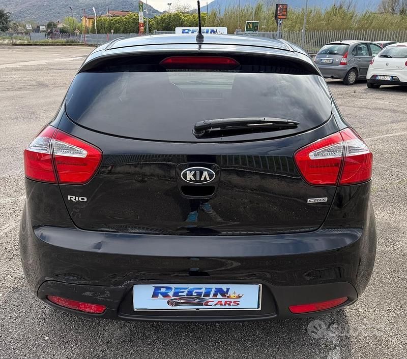 Usado Kia Rio Active 75 HP (55 kW) 2014 Preto Sedan