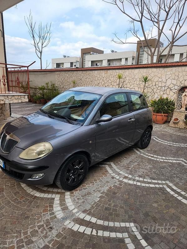 Usata Lancia Ypsilon 70 CV (51 kW) 2004 Grigio Utilitaria