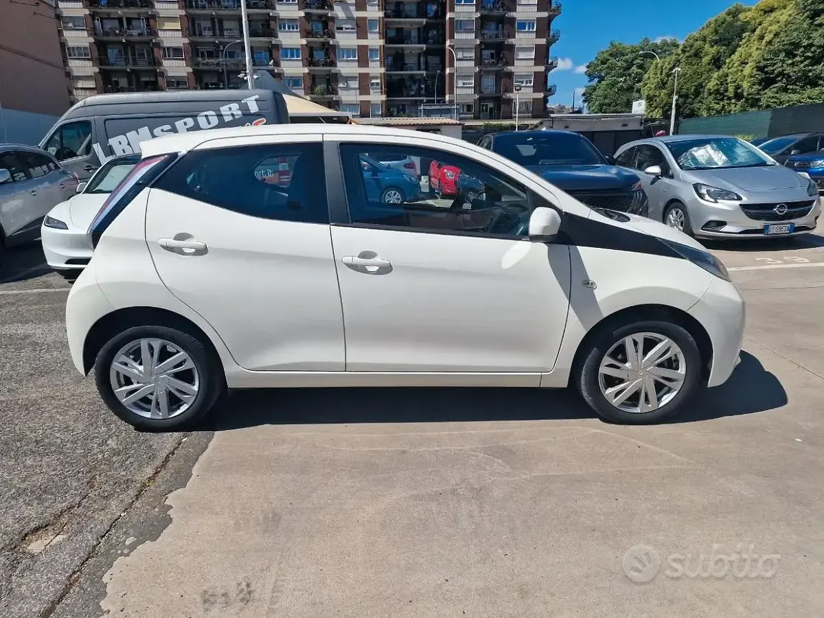 Usata Toyota Aygo X-cite 69 CV (50 kW) 2017 Bianco Utilitaria