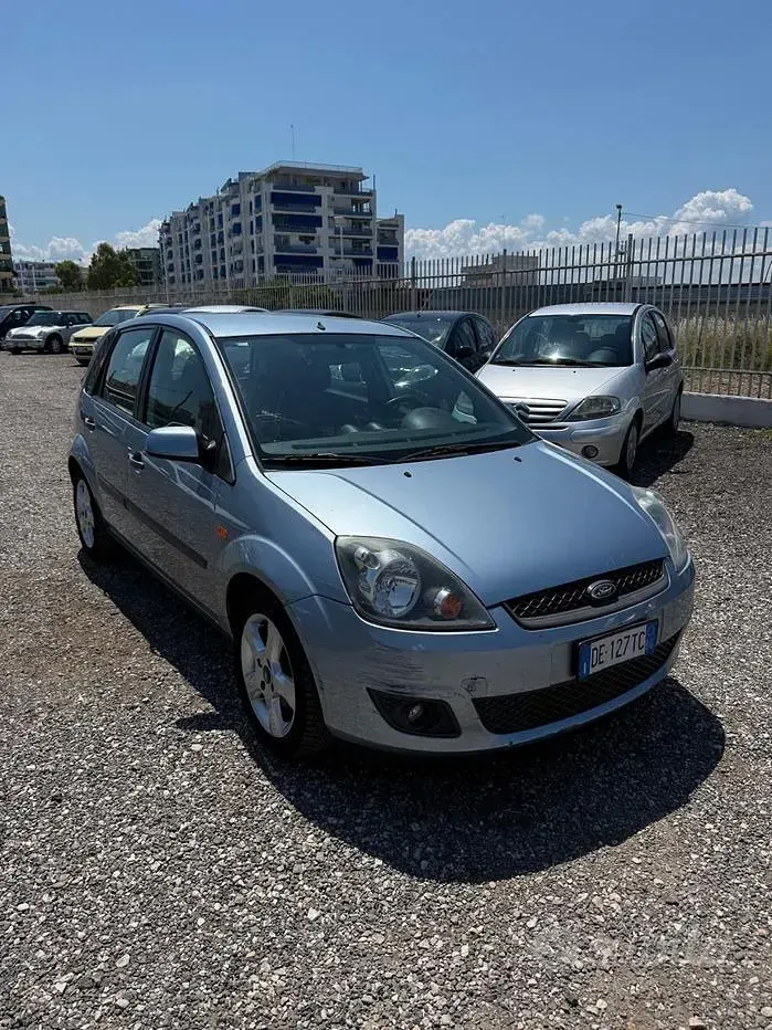Usata Ford Fiesta 68 CV (50 kW) 2006 Blu Utilitaria