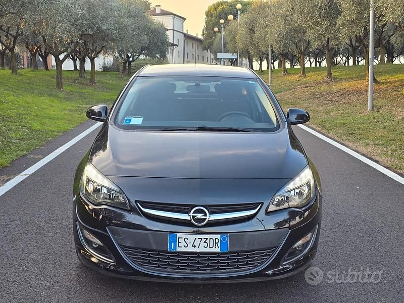 Usata Opel Astra 101 CV (74 kW) 2013 Nero Berlina