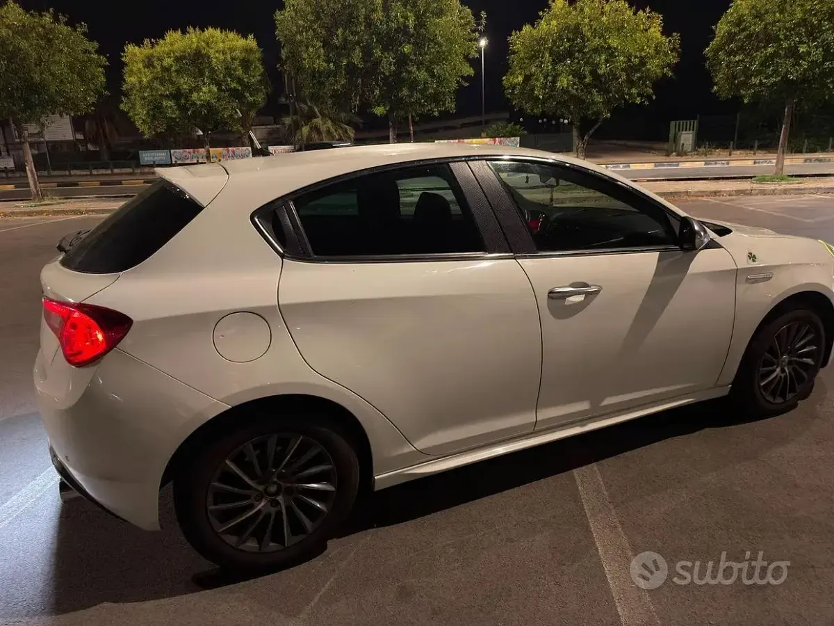 Usata Alfa Romeo Giulietta 105 CV (77 kW) 2013 Bianco Utilitaria
