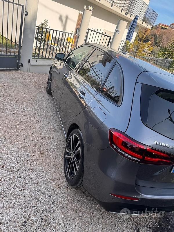 Usata Mercedes B180 116 CV (85 kW) 2019 Marrone Monovolume