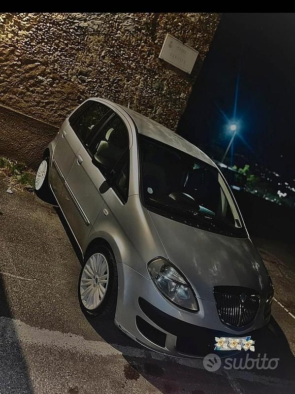 Usata Lancia Musa 75 CV (55 kW) 2005 Grigio Monovolume