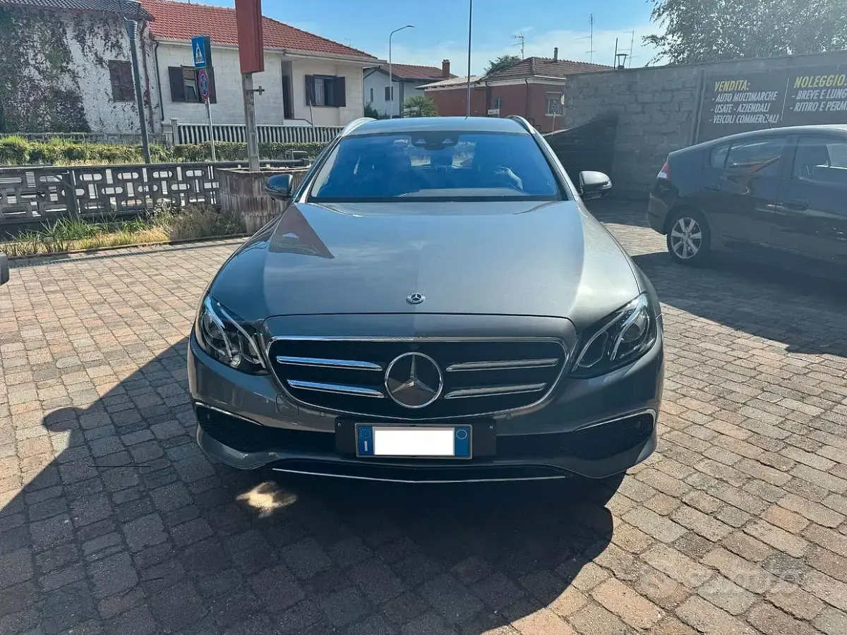 Usata Mercedes E220 Premium 194 CV (142 kW) 2019 Grigio Station wagon