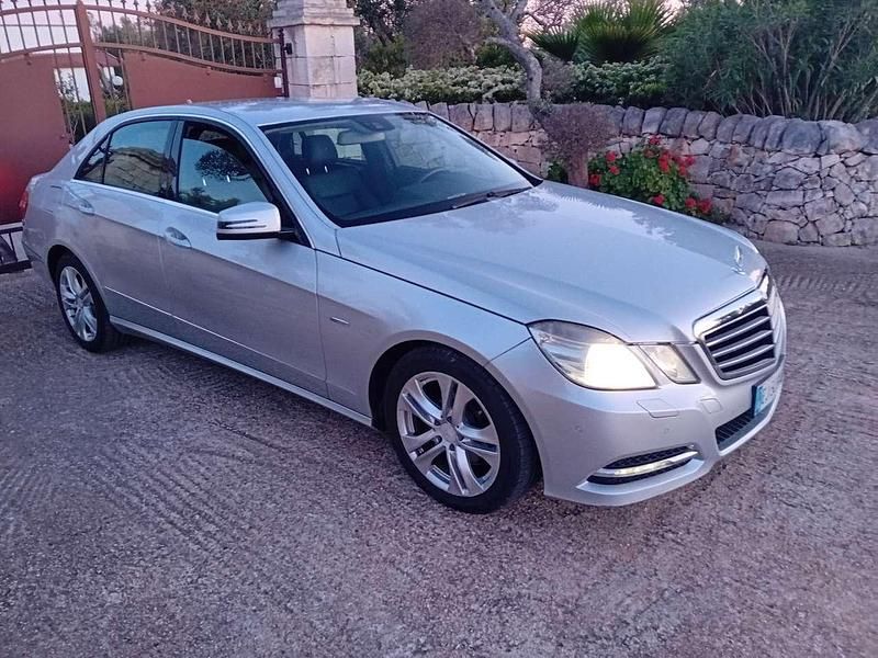 Argento Usata 2011 Mercedes E350 Avantgarde Tre volumi | 11.800 € (Buon prezzo) - Immagine 1/4