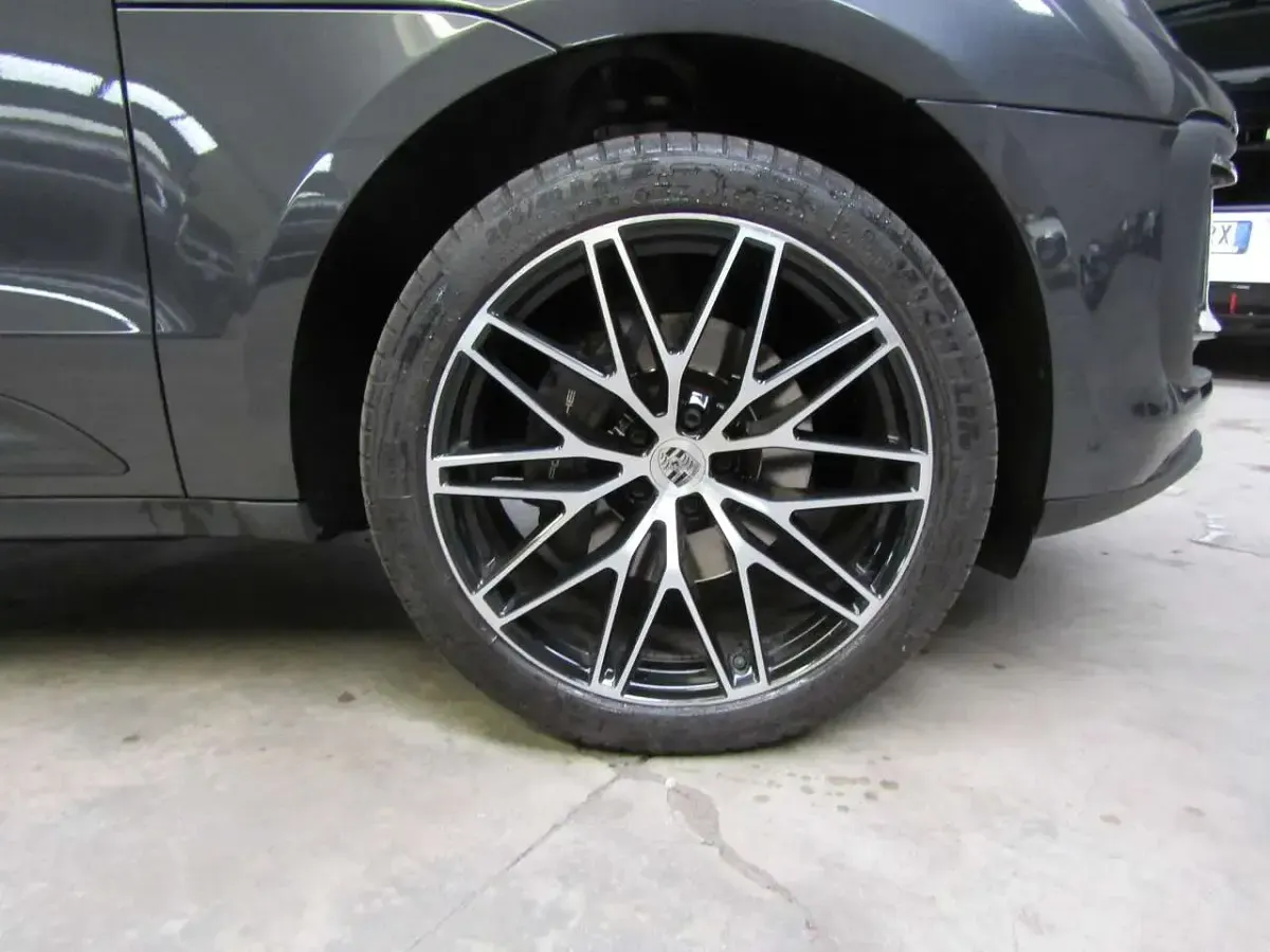 Usata Porsche Macan 265 CV (194 kW) 2023 Volcano grey metallic SUV
