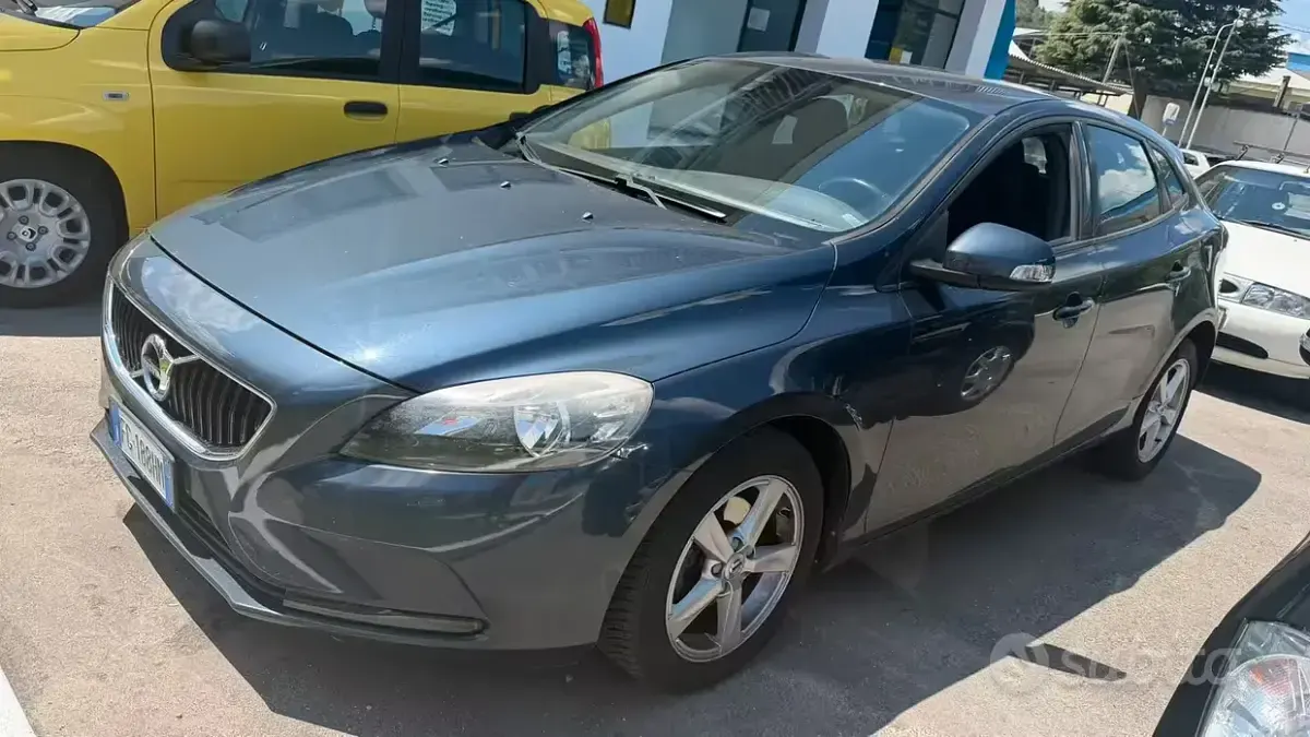Usata Volvo V40 120 CV (88 kW) 2016 Grigio Berlina