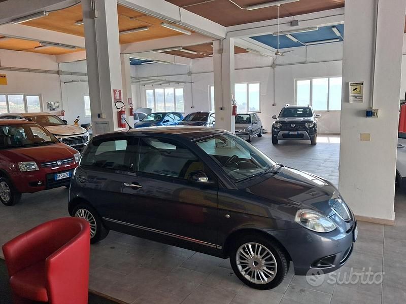 Gebraucht Lancia Ypsilon 75 PS (55 kW) 2012 Grau Kleinwagen
