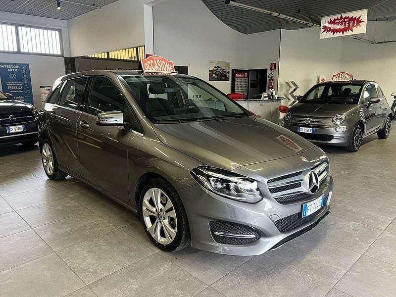 Usata Mercedes B180 122 CV (89 kW) 2018 Grigio Monovolume