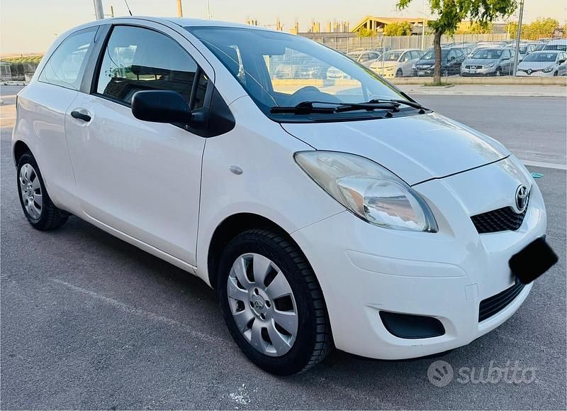 Usata Toyota Yaris 69 CV (50 kW) 2010 Bianco Utilitaria