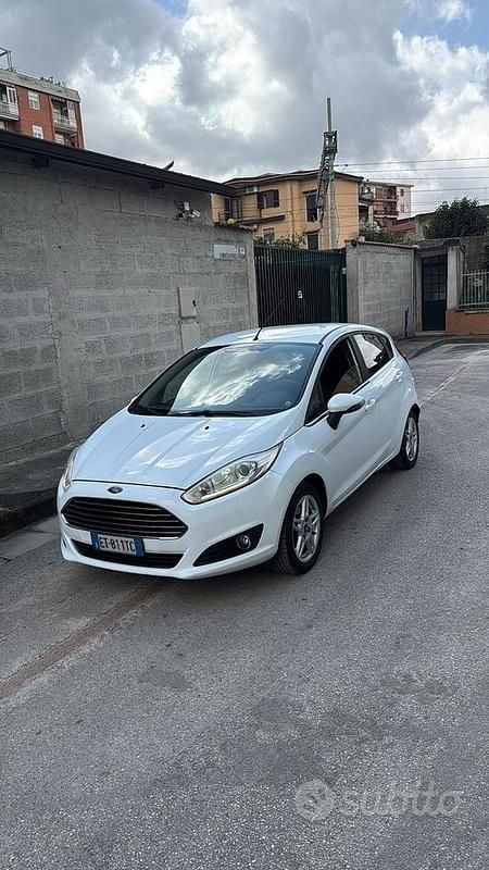 Usata Ford Fiesta 75 CV (55 kW) 2014 Bianco Utilitaria