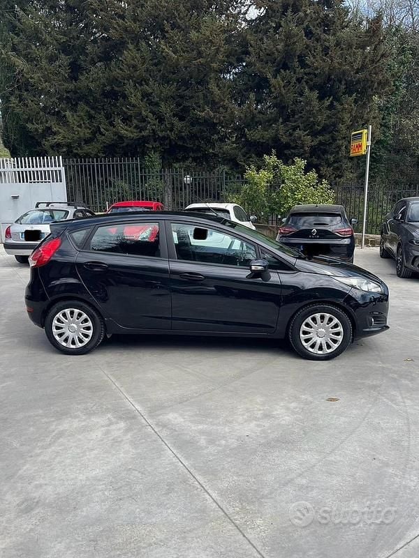 Usata Ford Fiesta 75 CV (55 kW) 2015 Nero Utilitaria