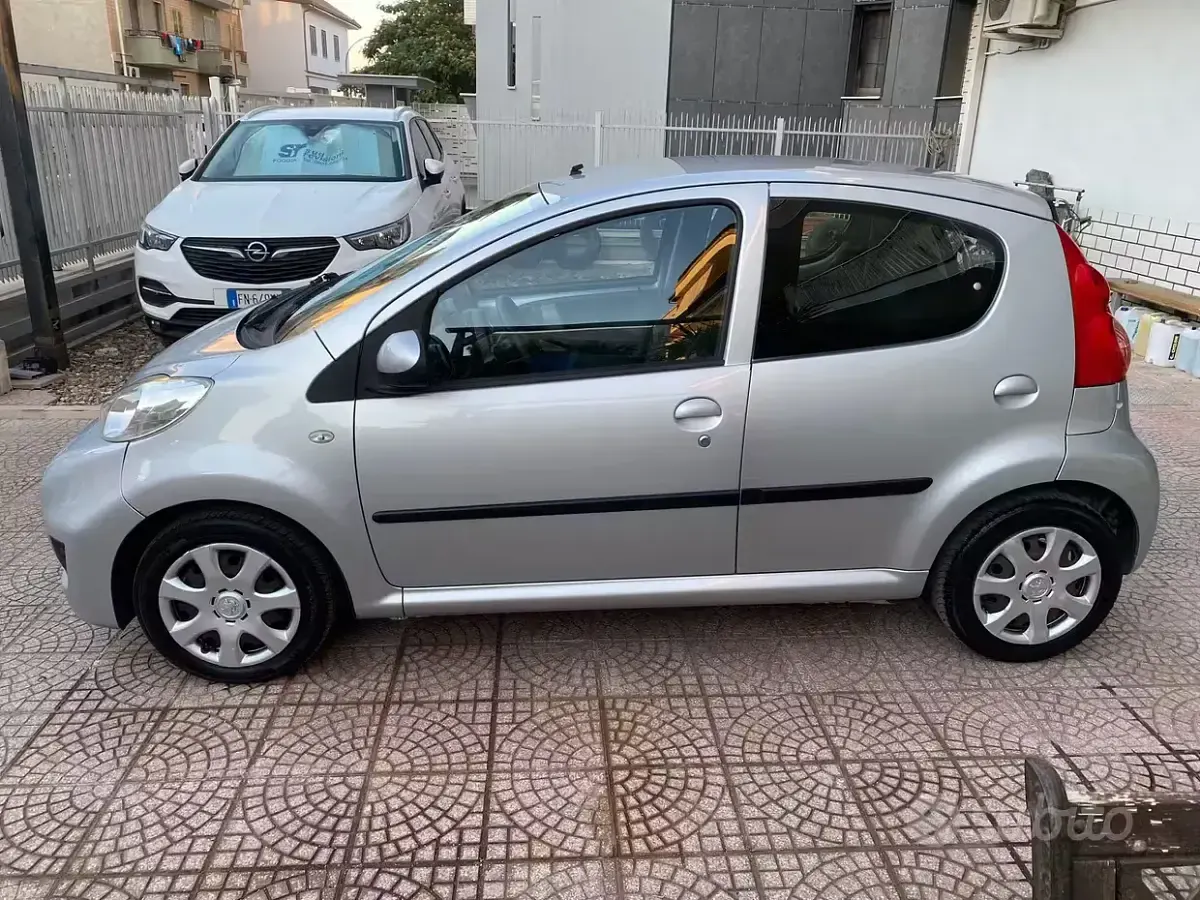 Usata Peugeot 107 Allure 68 CV (50 kW) 2011 Grigio Utilitaria
