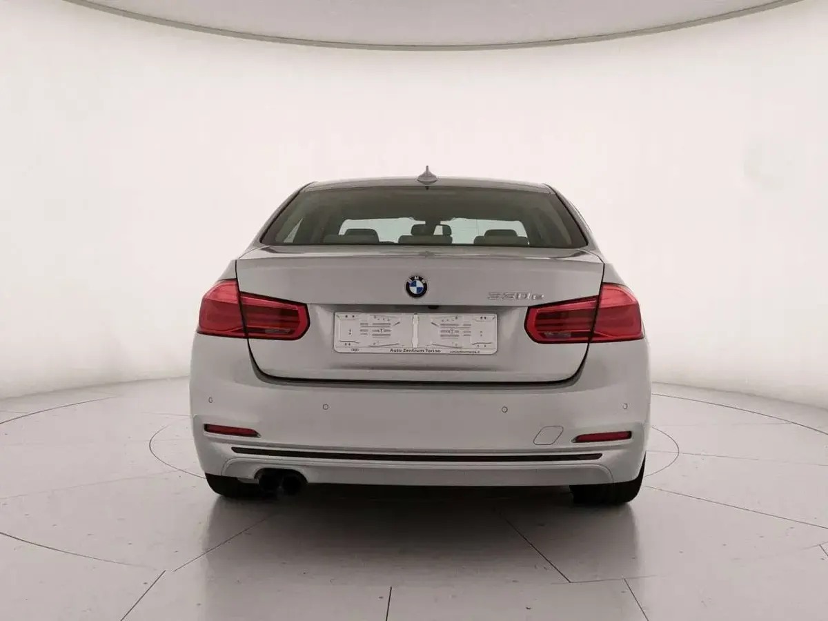 Usata BMW 330e Luxury Line 252 CV (185 kW) 2018 Argento metallizzato Berlina