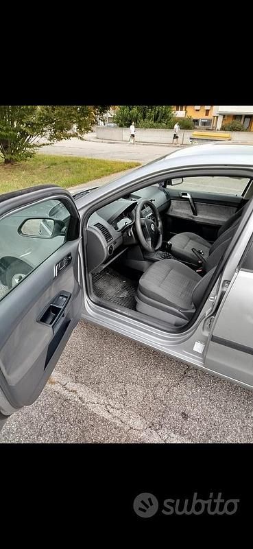 Grigio Usata 2007 VW Polo Comfortline Tre volumi | 1999 € (Buon prezzo) - Immagine 1/4