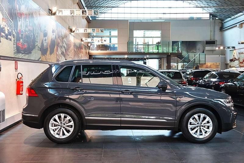 Usado VW Tiguan Life 150 CV (110 kW) 2023 Gris SUV