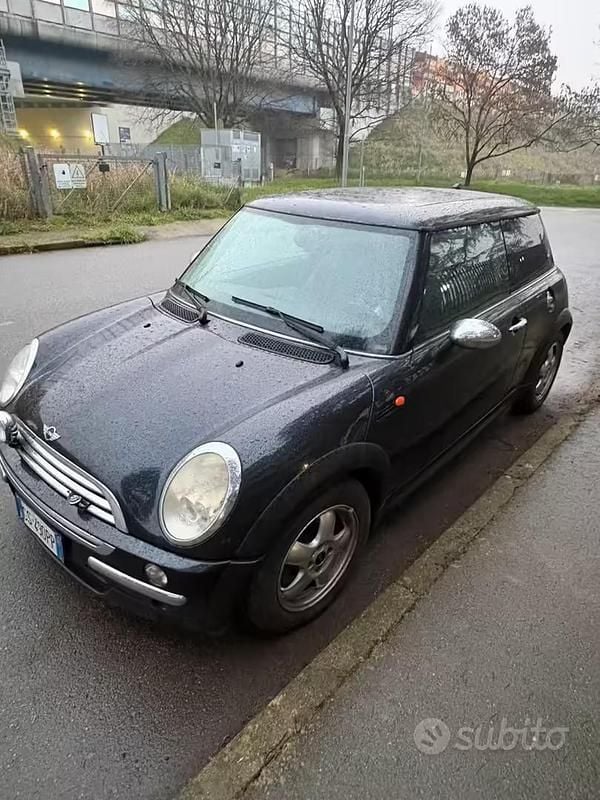 Begagnad Mini Cooper 75 HK (55 kW) 2004 Svart Halvkombi