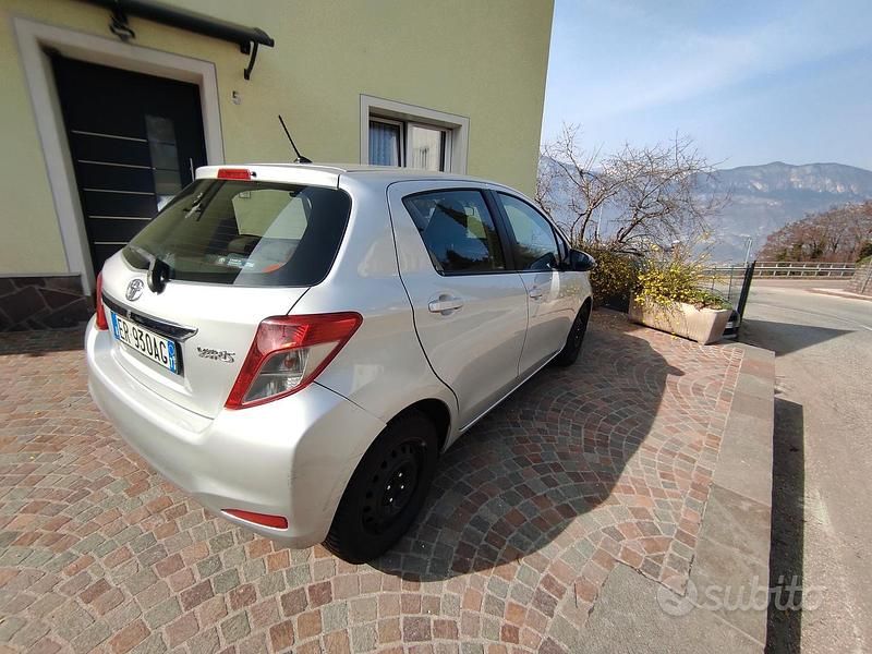 Usata Toyota Yaris Active 90 CV (66 kW) 2013 Grigio Utilitaria