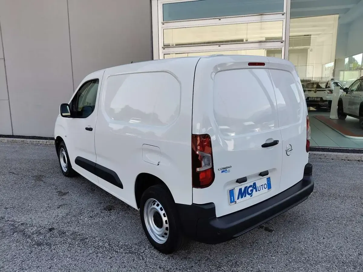 Usata Opel Combo Edition+ 101 CV (74 kW) 2022 Bianco Monovolume