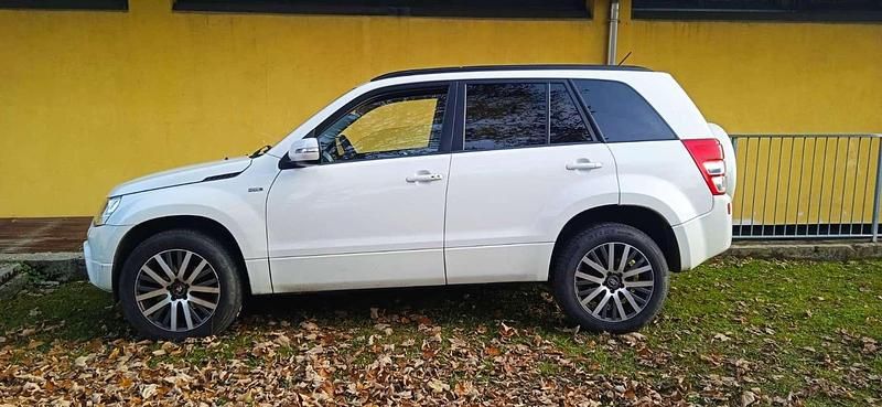 Bianco Usata 2010 Suzuki Grand Vitara SUV | 5400 € (Super prezzo) - Immagine 1/4