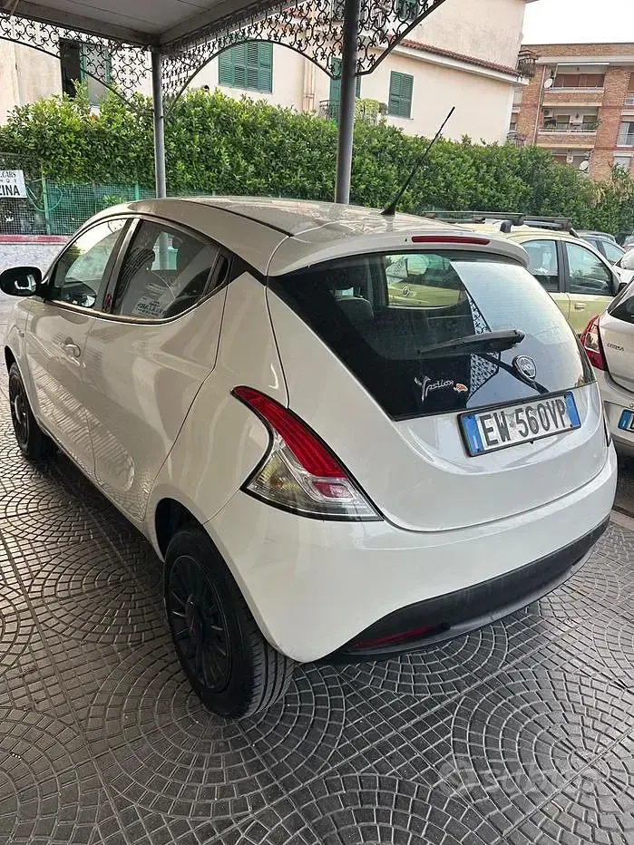 Usata Lancia Ypsilon 80 CV (58 kW) 2014 Bianco Utilitaria