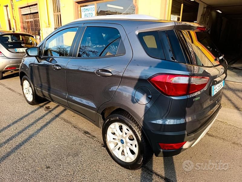 Usado Ford Ecosport Titanium 125 CV (91 kW) 2016 Gris SUV