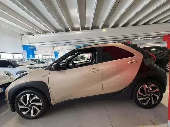 Usata Toyota Aygo X Trend 72 CV (52 kW) 2023 Ginger beige & black met SUV