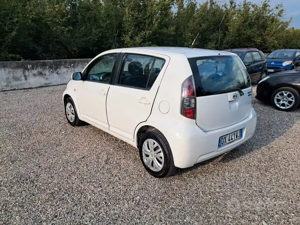 Usata Daihatsu Sirion 69 CV (50 kW) 2009 Bianco Utilitaria