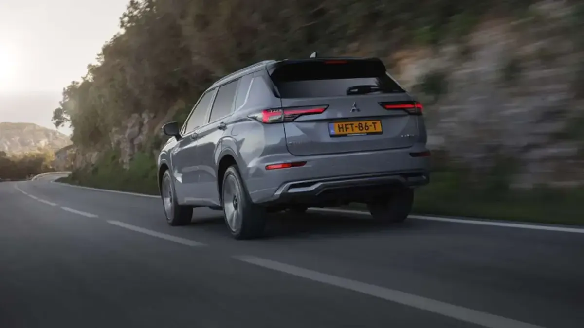 Nuova Mitsubishi Outlander Inform 306 CV (225 kW) 2026 Argento SUV