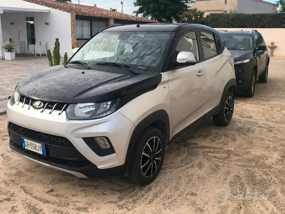 Usata Mahindra KUV100 87 CV (63 kW) 2022 Grigio SUV