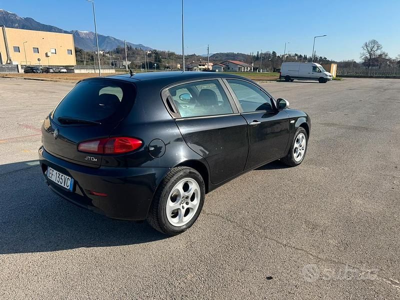 Usata Alfa Romeo 147 120 CV (88 kW) 2010 Nero Utilitaria