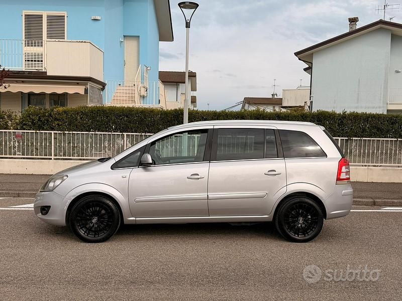 Usata Opel Zafira 150 CV (110 kW) 2012 Grigio Monovolume