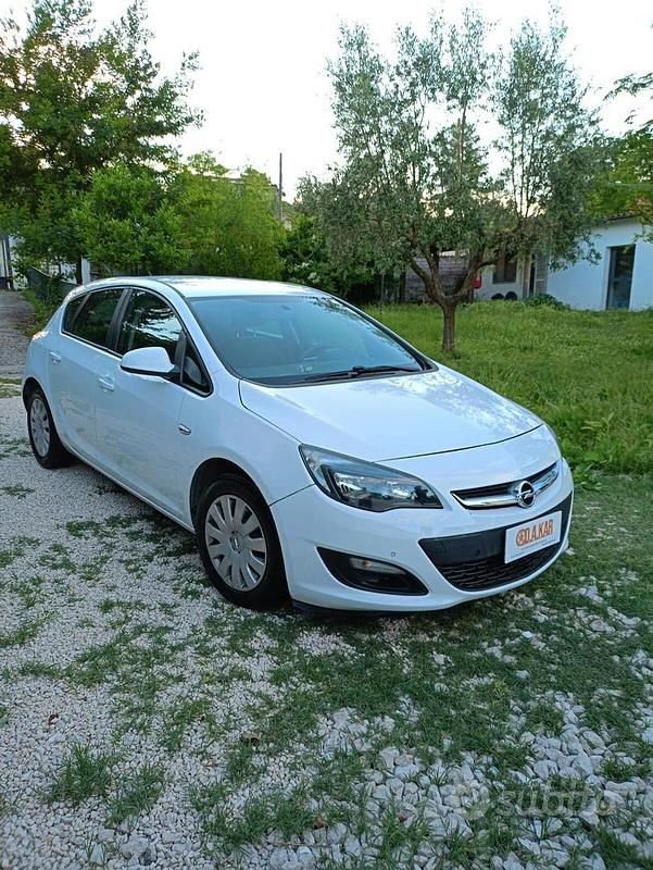 Usata Opel Astra 140 CV (102 kW) 2015 Bianco Berlina