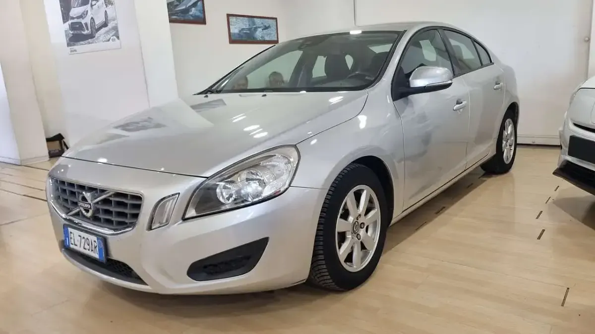 Usata Volvo S60 Momentum 163 CV (119 kW) 2012 Argento Berlina